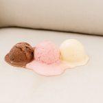 نحوه تمیز کردن لکه بستنی از روی مبل