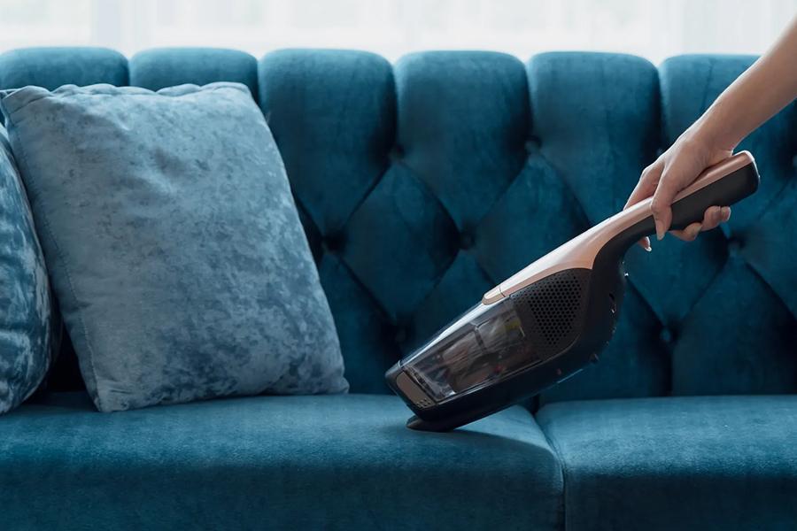 نحوه تمیز کردن کوسن مبل با مواد خانگی