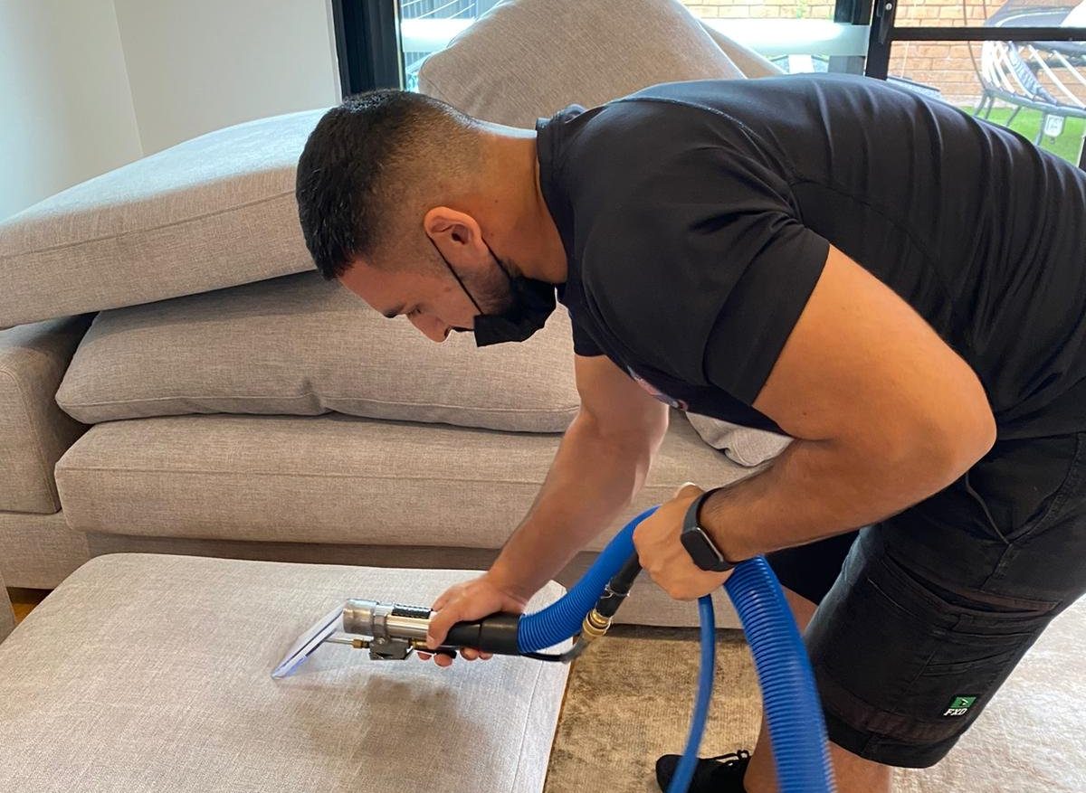 آموزش تمیز کردن مبل با شامپو فرش