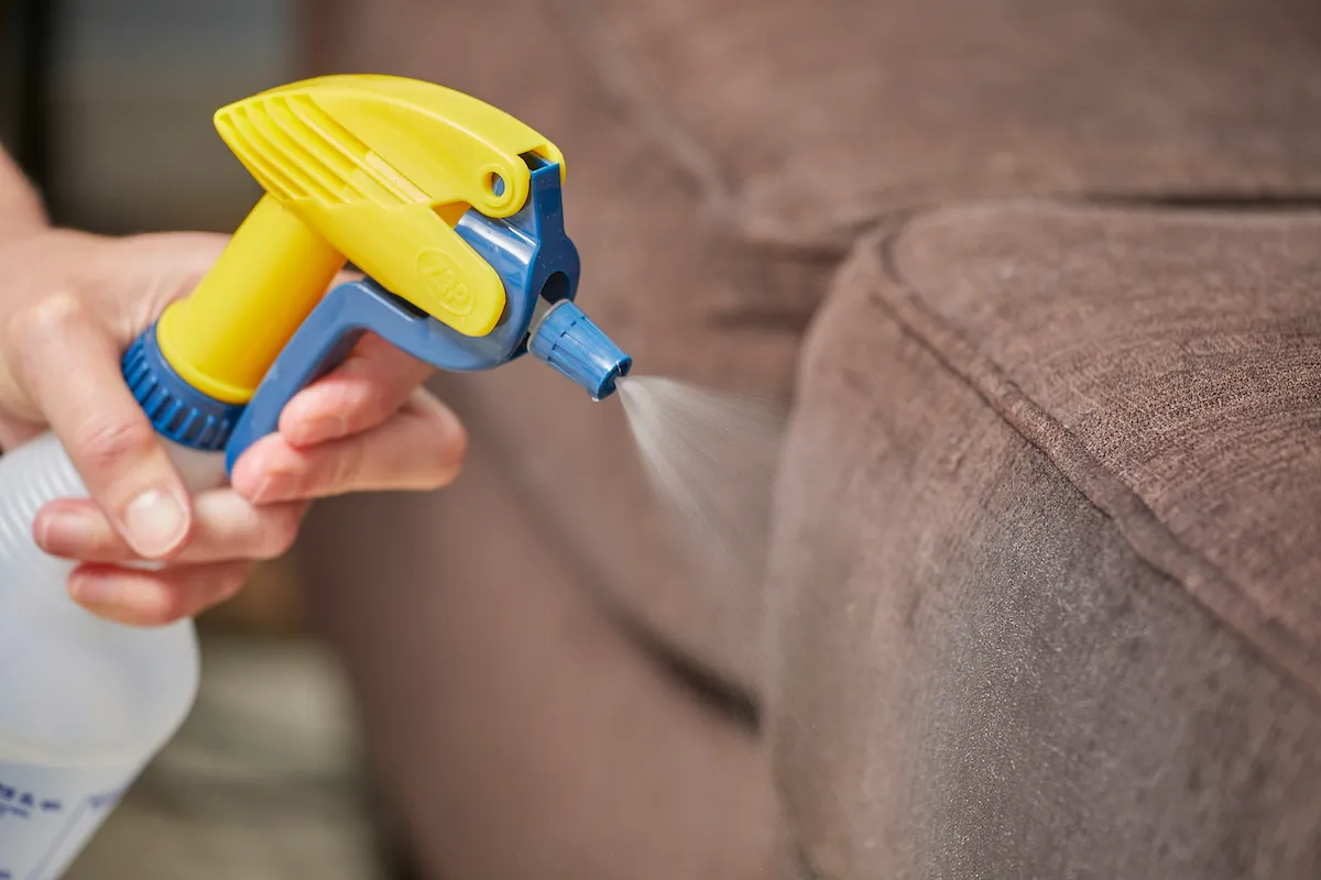 آموزش ساخت اسپری تمیزکننده مبل در خانه