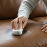 ۵ روش موثر برای پاک کردن جوهر خودکار از روی مبل چرمی